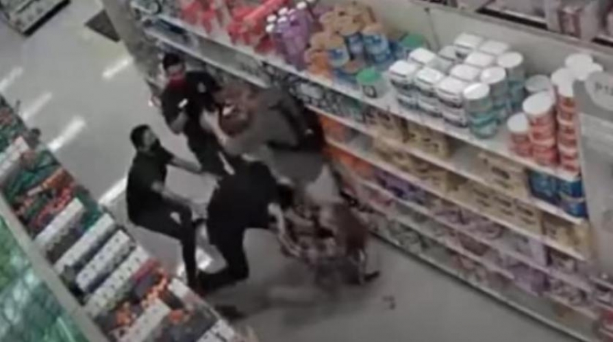 شخص يكسر ذراع موظّف داخل إحدى الصالات التجارية نتيجة مطالبته بارتداء كمامة