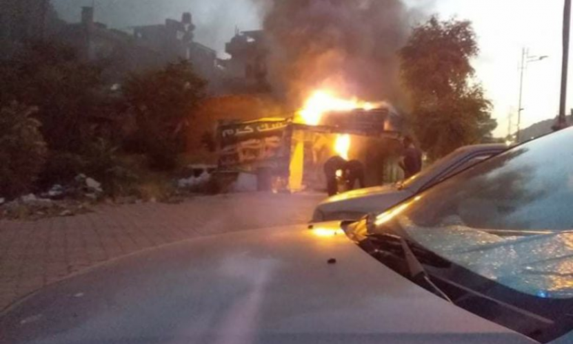 بسبب ماس كهربائي.. احتراق كشك في شارع 29 أيار