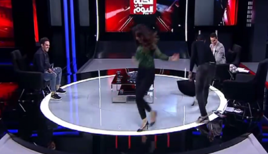 إعلامية مصرية تهرب من الاستديو في بث مباشر.. فيديو