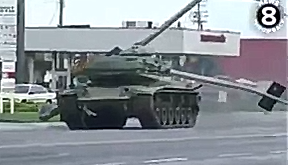 أحد المتظاهرين ضد العنصرية في الولايات المتحدة الأمريكية يستولي على مصفحة من الحرس الوطني و الشرطة تلاحقه ؟!