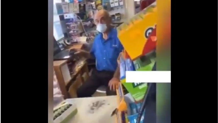 شاهد..ردّ فعل رجل مصري مع أميركي حاول سرقته خلال الاحتجاجات