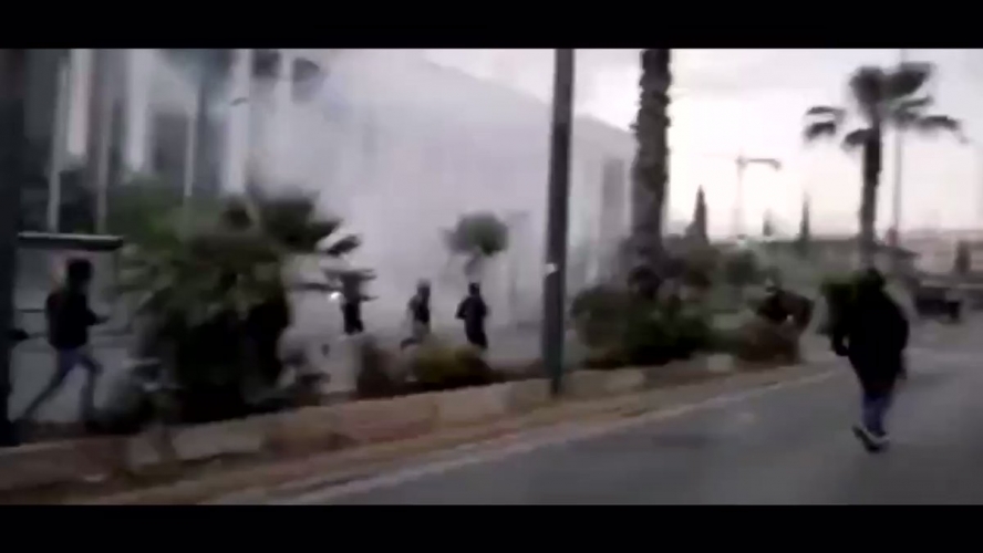 بالفيديو .. اليونانيون يهاجمون السفارة الامريكية بقنابل المولوتوف