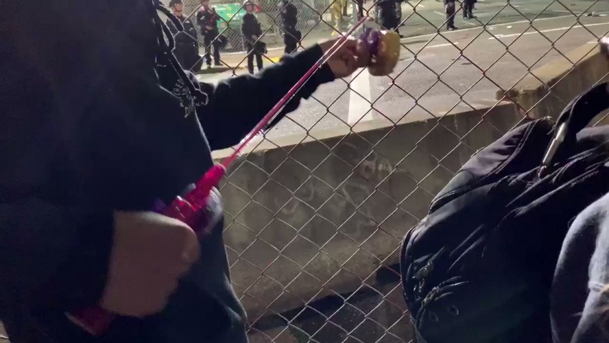 شاهد.. محاولة المتظاهرين اصطياد الشرطة الامريكية بسنارات السمك!