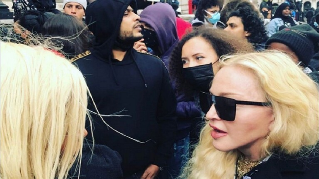 على عكازين: مادونا تتظاهر ضد العنصرية  