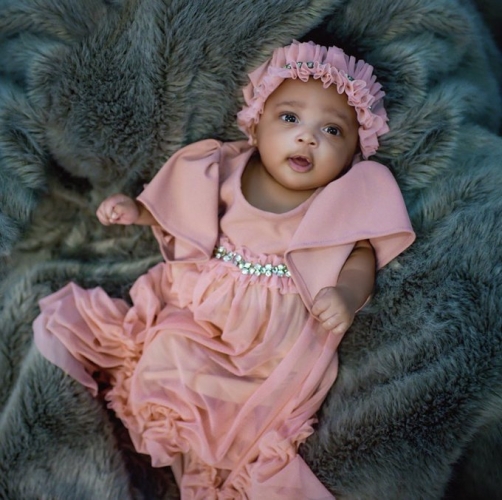 أسرع رجل في العالم ينشر صورة لابنته لأول مرة ويكشف عن اسمها 