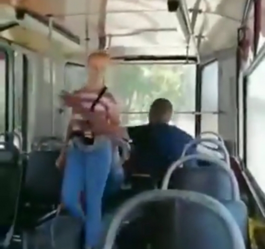 نساء يضربن متحرش اعتدى على فتاة أمامهن..!