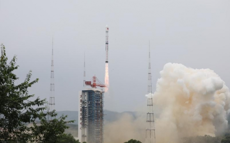 الصين تطلق اقمار صناعية لرسم خرائط دقيقة ورصد المادة المظلمة