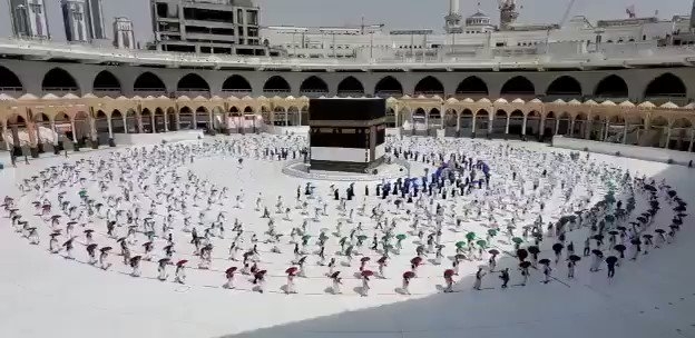 في مشهد نادر..الطواف حول الكعبة المشرفة في زمن الكورونا 