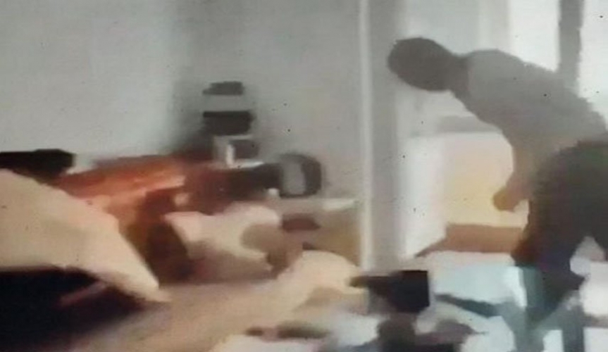 شخص يعذب رضيعاً ويطرحه بكل قوته أرضاً