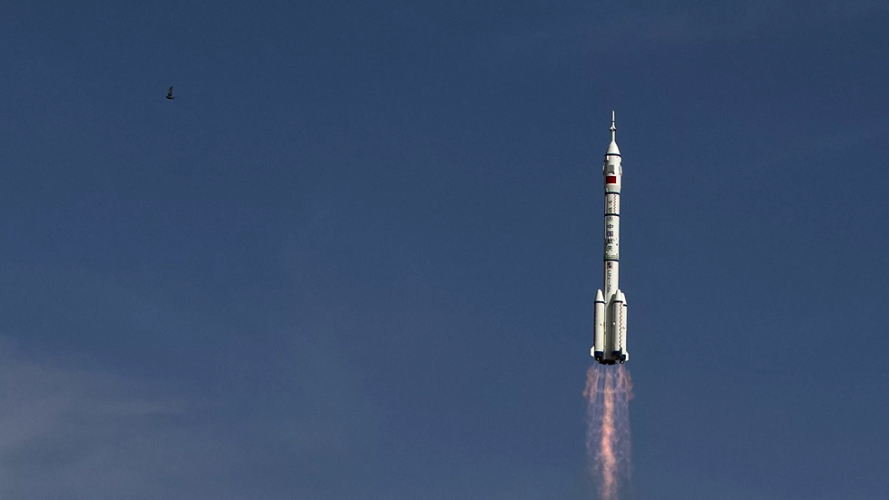 مركبة صينية تطلق أجساما مجهولة في الفضاء ثم تغادر المدار