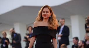 نيللي كريم تهرب من مشاكل مسلسلها الجديد إلى 