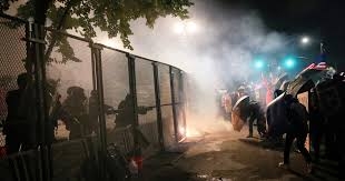 توقيف عشرات المحتجين في مدينة لويسفيل بولاية كنتاكي الأمريكية   