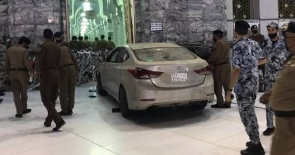 بالفيديو.. سيارة تقتحم ساحة الحرم المكي وتصدم إحدى بواباته