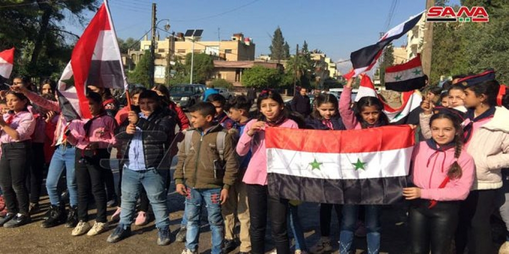 تجمع لأهالي وطلاب القامشلي رفضاً للاحتلالين الأمريكي والتركي