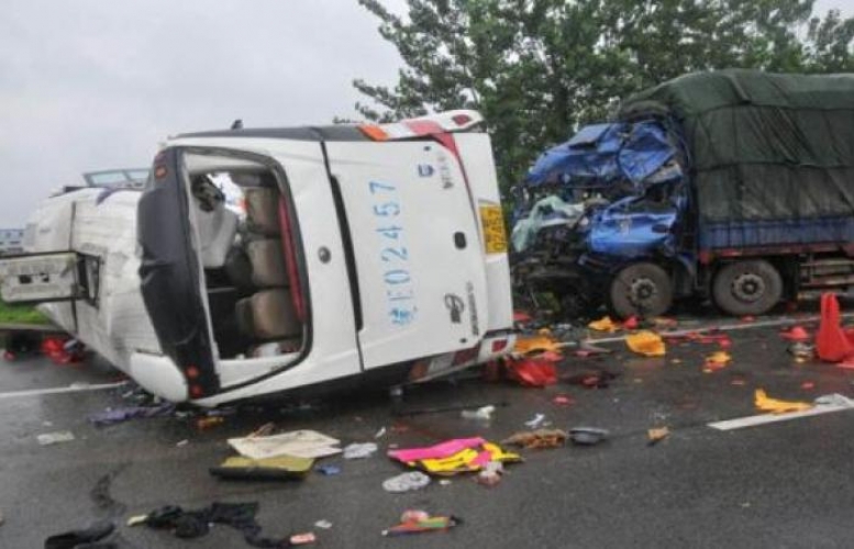 قتلى وجرحى في اصطدام شاحنة بموكب جنازة في الصين.