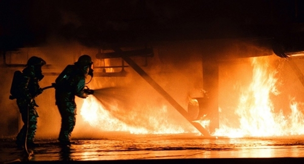 بالفيديو.. اشتعال حريق بطائرة بوينغ 747 بريطانية في مطار إسباني