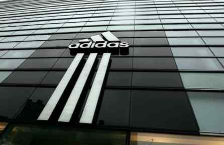  أديداس تصنع 11 مليون حذاء رياضي من الزجاجات البلاستيكية لحماية البيئة