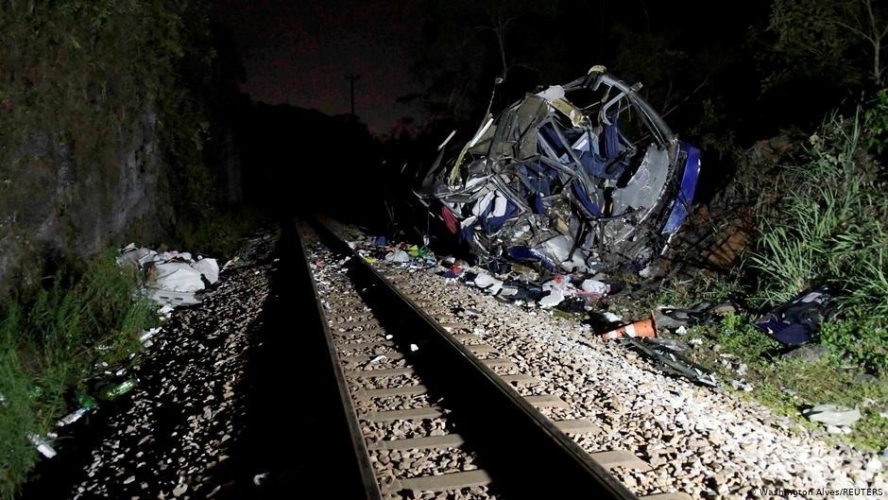 سقوط حافلة من فوق جسر في البرازيل يتسبب بوقع عشرات القتلى والجرحى