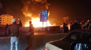 بالفيديو - لبنانين يحرقون مخيم للاجئين السوريين في طرابلس شمال لبنان   