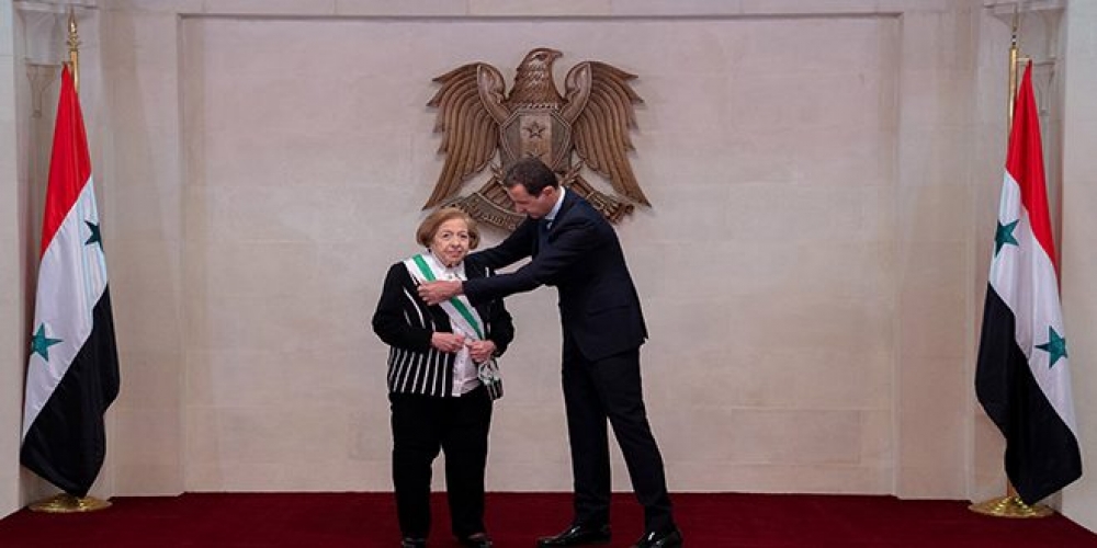 الرئيس الأسد يقلد شهيرة فلوح وسام الاستحقاق السوري من الدرجة الممتازة 