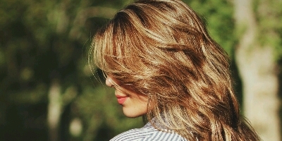 بالفيديو.. أم تتضامن مع ابنتها المصابة بالسرطان بحلاقة شعرها في مشهد مؤثر