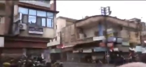 فيديو يوثق لحظة وقوع شهداء وجرحى من المتظاهرين برصاص 