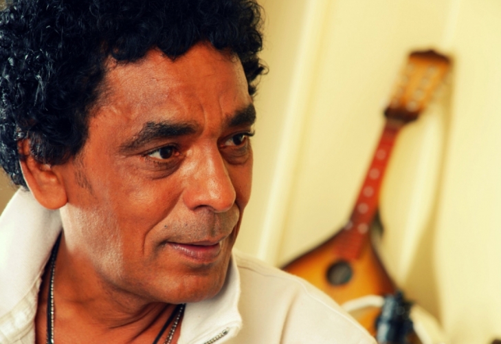 الفنان محمد منير متخوفا من 