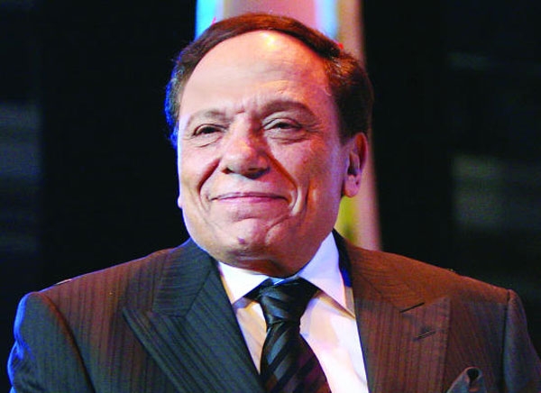 الكشف عن صحة الزعيم عادل إمام بعد أنباء عن تدهور حالته.. والنقابة تعلق!