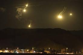 بعد عملية تسلل .. جيش العدو يلقي قنابل مضيئة على طول الحدود اللبنانية الجنوبية