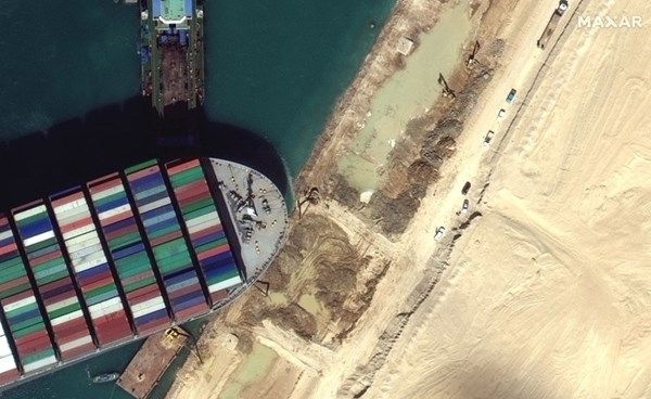 بدء قطر السفينة الجانحة في قناة السويس بعد نجاح تعويمها واستئناف الملاحة خلال ساعات