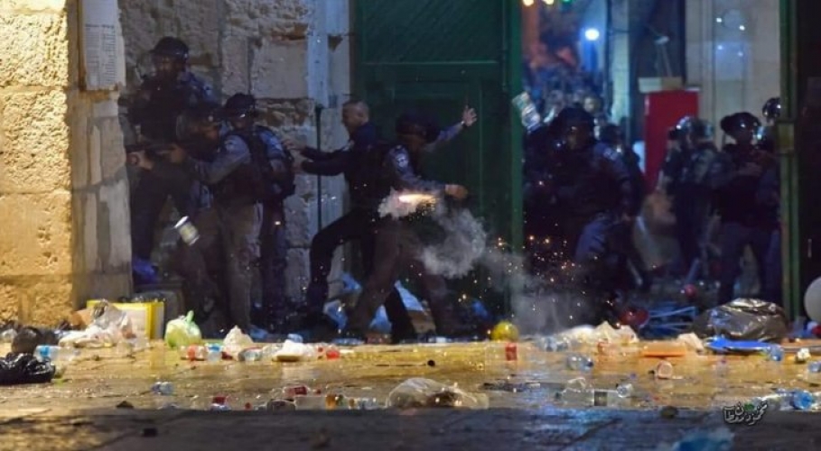 قوات الاحتلال تقتحم باحات المسجد الأقصى وتوقع اصابات في صفوف المصلين