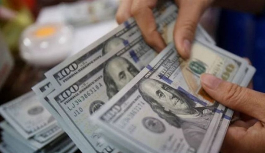 الدولار يهبط إلى أدنى مستوياته في شهرين