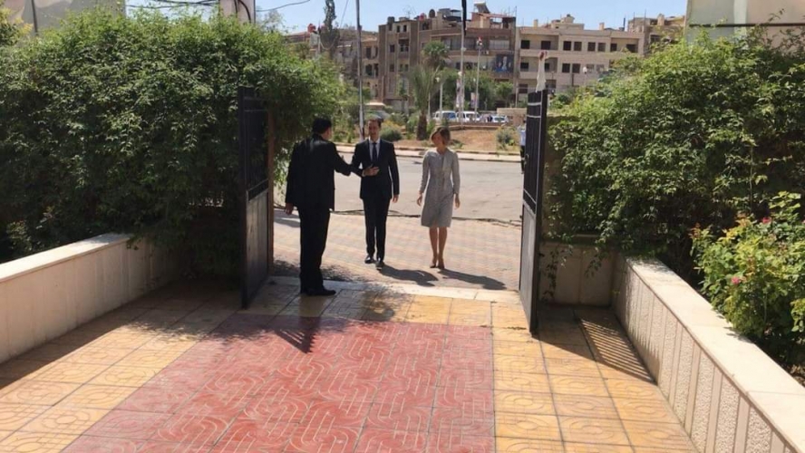 بشار الأسد وعقيلته أسماء الأسد لحظة الوصول الى المركز الانتخابي في دوما ريف دمشق