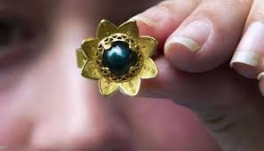 سيدة أمريكية تعثر على خاتمها المفقود بعد 46 عاماً 