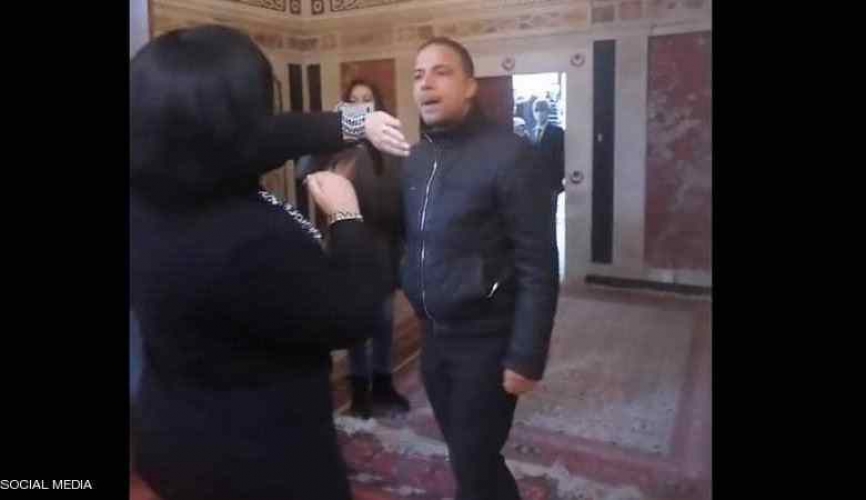 شاهد.. نائب تونسي يعتدي على زميلته تحت قبة البرلمان..!