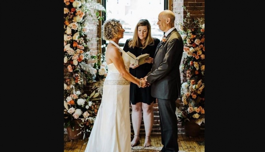 مريض زهايمر ينسى زوجته و يقع في حبها مرتين ويتقدم لخطبتها