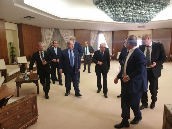 بالصور .. وصول الوفد السوري لمؤتمر عودة اللاجئين برئاسة وزير الخارجية الدكتور فيصل مقداد