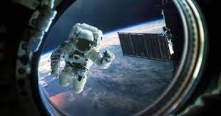 رائدا فضاء صينيان يخرجان إلى الفضاء المفتوح خارج المحطة الفضائية الصينية