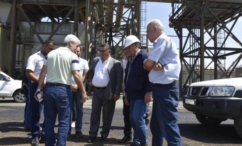 محافظ طرطوس يضع خطة عمل لمعالجة آثار التلوث البحري من الفيول المتسرب خلال 3 أيام