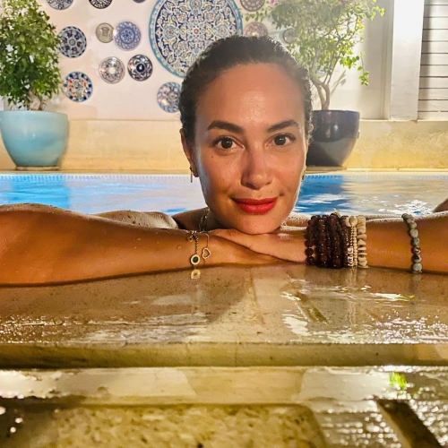 هند صبري تودع الصيف بإطلالة مميزة من حمام السباحة: 