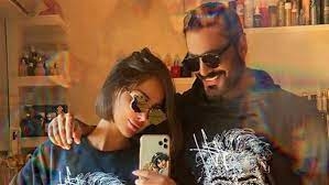 تامر حسني وزوجته يتعاقدان على إطلاق 