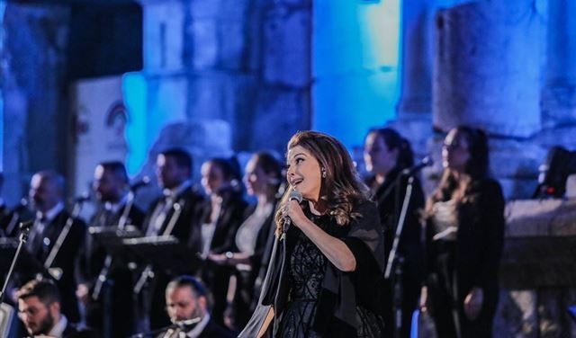 بالفيديو.. الفنانة ماجدة الرومي تتعرض للإغماء على خشبة المسرح خلال حفلها