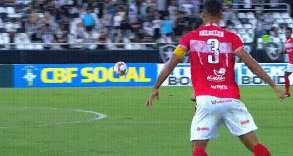 بالفيديو.. مدافع يركل رأس مهاجم بدل الكرة!