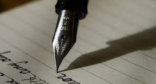 كاتبة شهيرة بإسم مستعار .. وعند تسلم الجائزة تبين أنها 3 رجال في واقعة صدمت ملايين القراء   