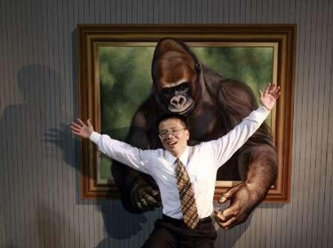  تمساح يأكل رجلاً وغوريلا تعانق آخر في اليابان