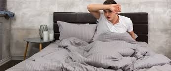 لا يرتبط التعرق الليلي بالبيئة التي تحيط بك فقط، مثل أن تكون غرفتك شديدة الحرارة