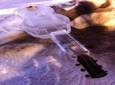 موسيقاه بآلات من الجليد، وفي درجات حرارة تحت الصفر