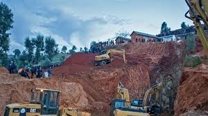 لحظة إنهيار الجدار الملاصق لفتحة البئر التي يقبع فيها الطفل ريان..!