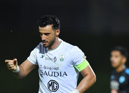 بالفيديو.. السومة يخرج غاضبا من لقاء الأهلي ويعلق!