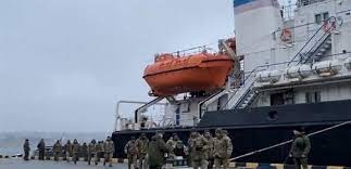 روسيا تنقل أفراد الحرس الأوكراني الذين استسلموا للجيس الروسي إلى مدينة سيفاستوبول في القرم ‎